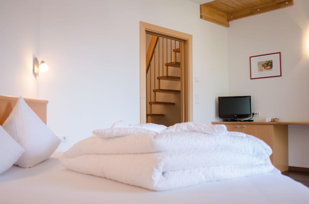 Garni Hotel Peterlinhof 칼다로 객실 사진